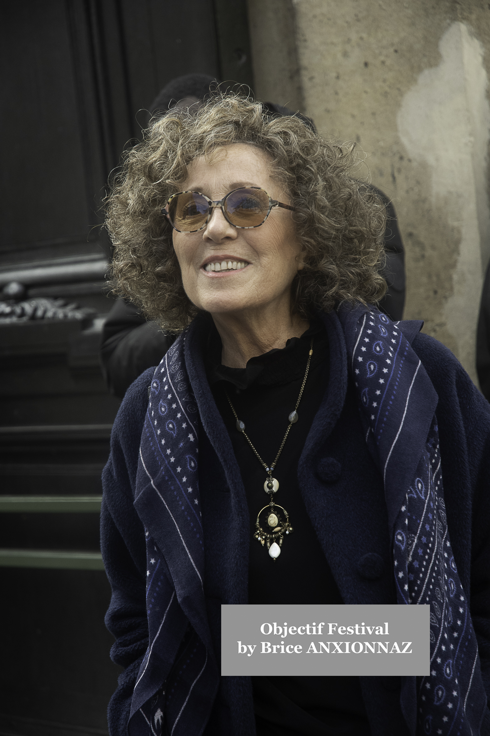 Photo streetstyle de Kim Cattrall - Streetstyle photos of guest arrivals at the Nina Ricci show lors du défilé Nina Ricci Spring 2025 à Streetstyle-photos-of-guest-arrivals-at-the-Nina-Ricci-show, Paris Fashion Week le 7 March 2025 par Brice ANXIONNAZ (Objectif Festival)
